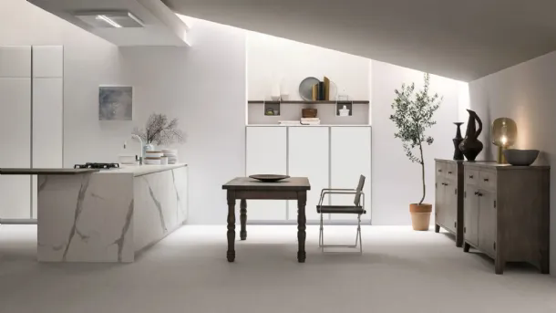 Modern kitchen with Aliant 10 glass peninsula and HPL by Stosa.