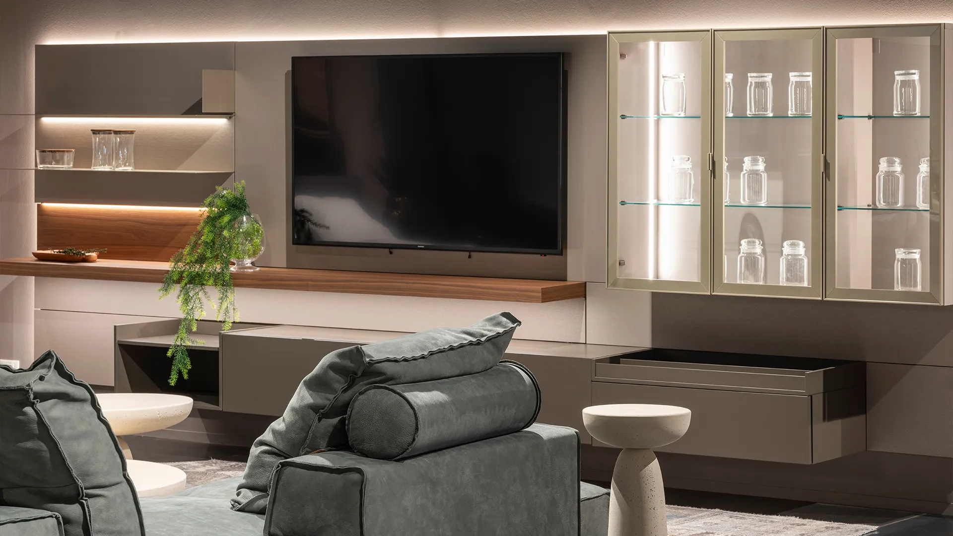 The equipped walls, tailor-made configurations for the living room