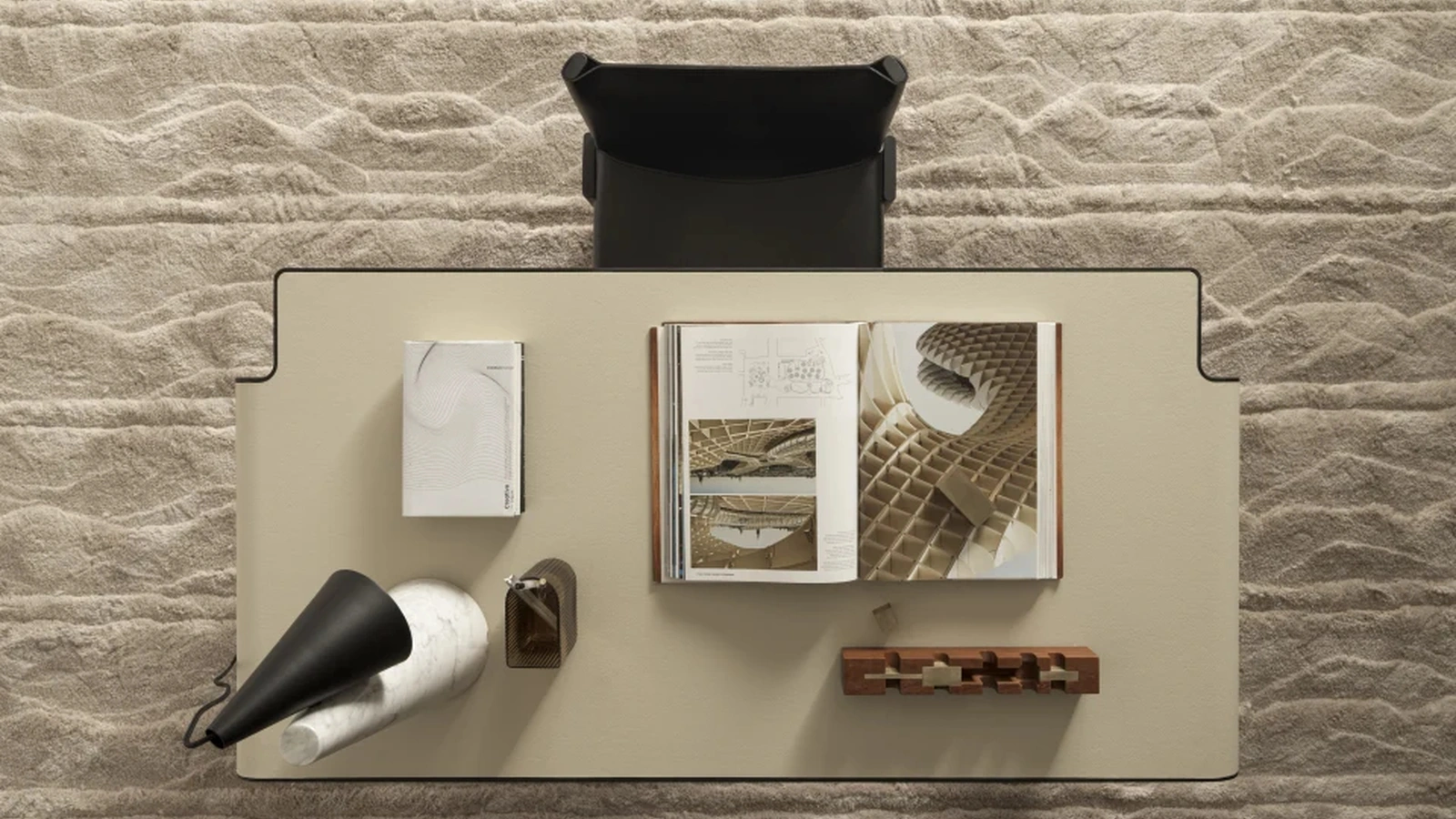 Aria desk in metal covered with eco-leather by Molteni & C