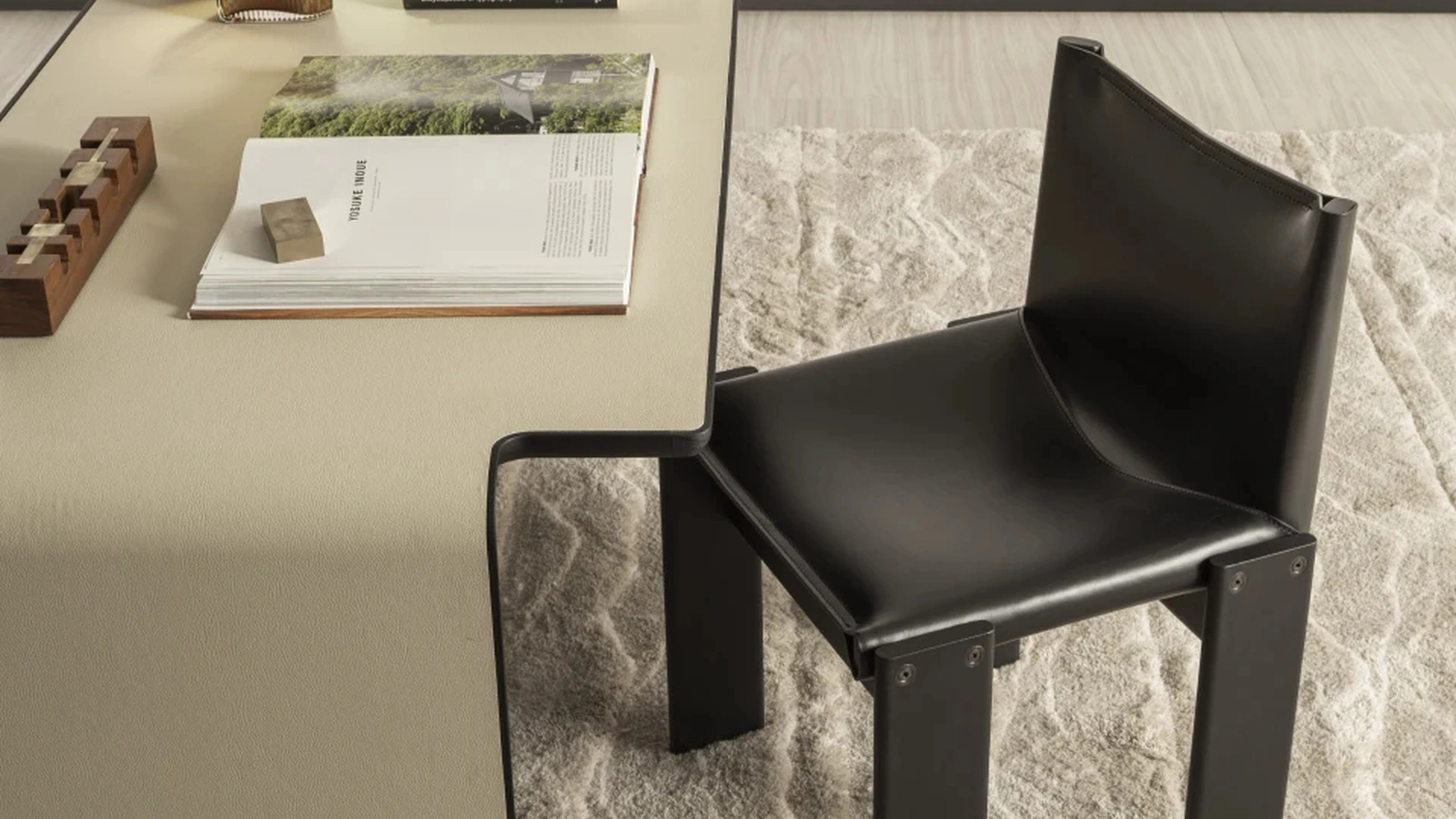 Aria desk in metal with eco-leather coating by Molteni & C