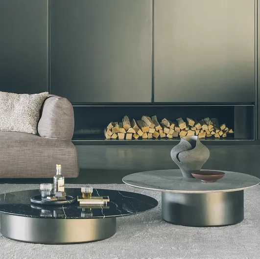 Round coffee table with marble top by Desirèe's Imae.