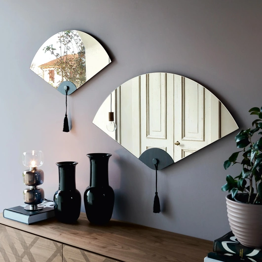 Design mirror Winderly with wooden detail by Tonin Casa.