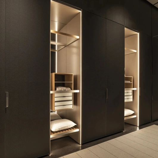 Gliss Master Walk-in Closet - Roma Door by Molteni & C
