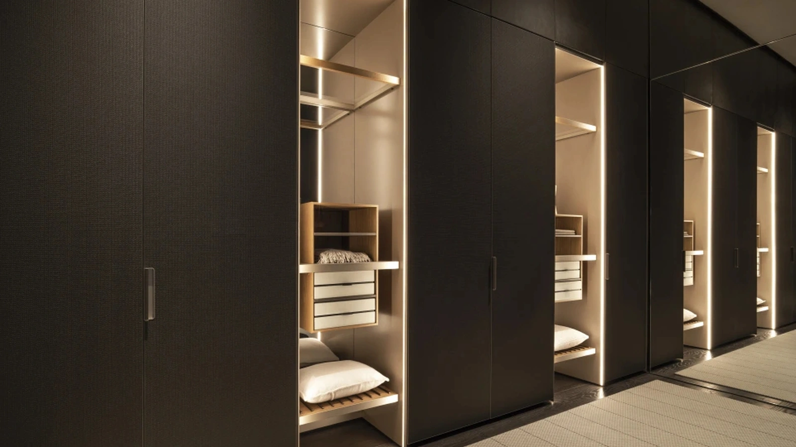 Gliss Master Walk-in Closet - Roma Door by Molteni & C