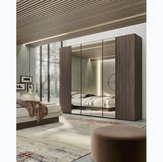 Wardrobe with Quadro Steel swing doors with S75 mirrors.