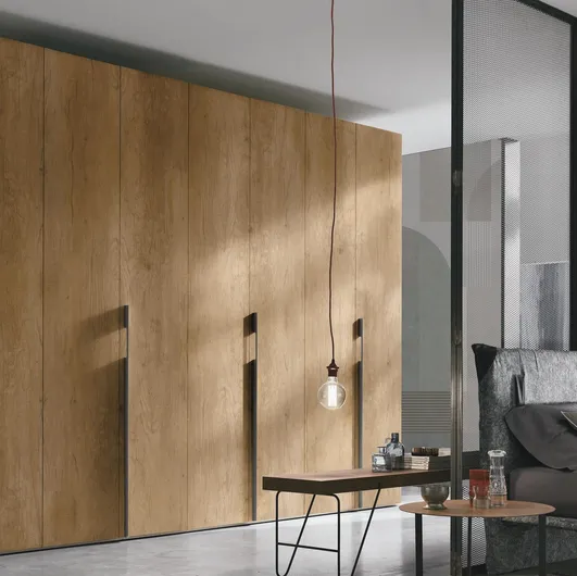 Smooth wardrobe with swing door in wood-effect materic finish by Tomasella.