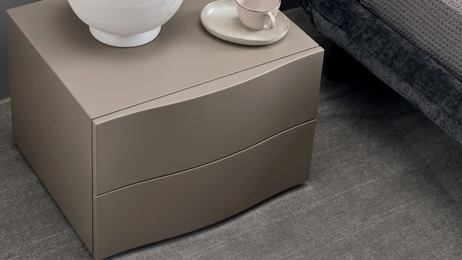 Sinuosa lacquered bedside table by Calligaris