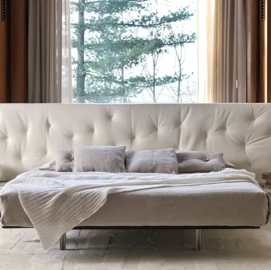 Bed with wide headboard in quilted Chance Up fabric by Desirèe.