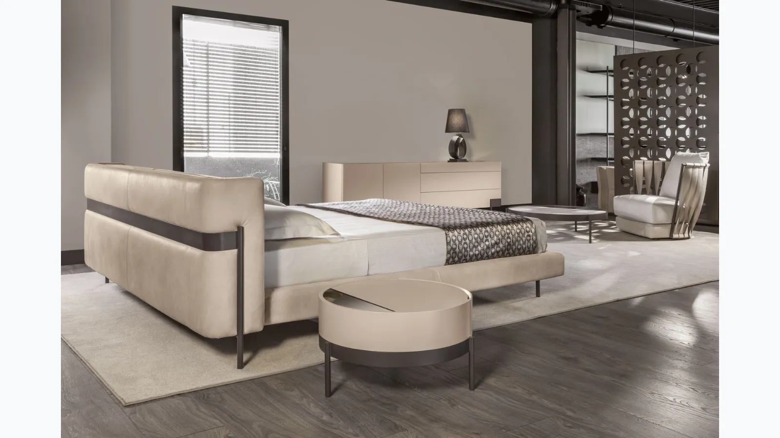 Cantori's Valley leather bed