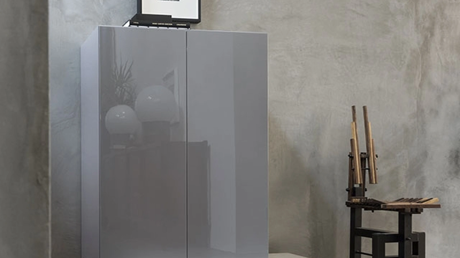 Madia Block in glossy lacquered with a textured base by Mogg
