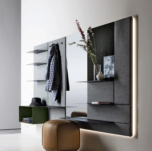 Mobile entrance Avenue Boiserie in fabric with metal shelves by Kristalia.