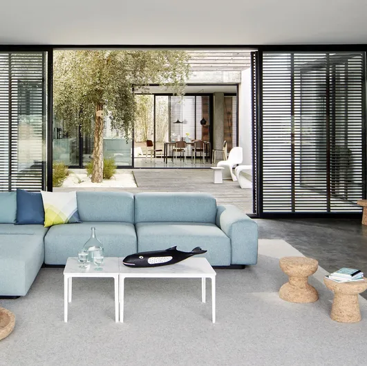 Fabric sofa with Soft Modular peninsula by Vitra.