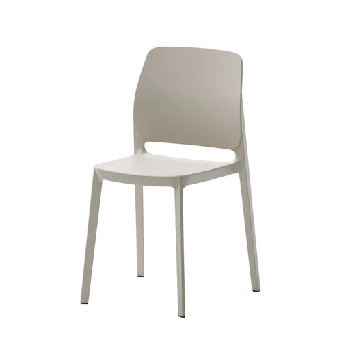 London stackable chair in polypropylene by Veneta Cucine.