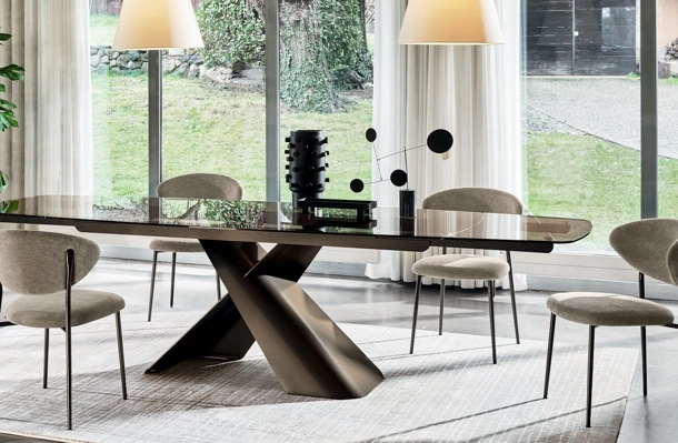 Axiom extendable glass table by Calligaris