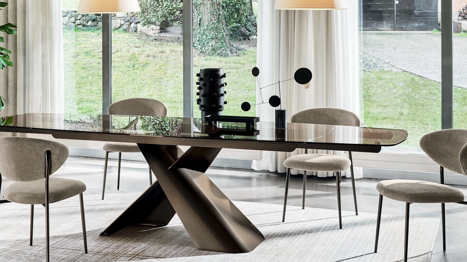 Axiom extendable glass table by Calligaris