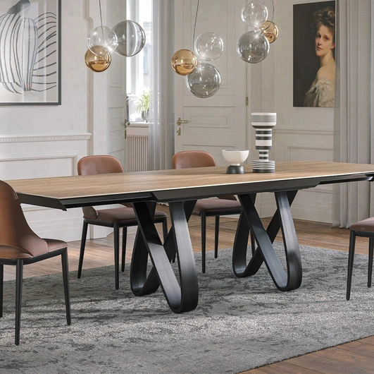 Expandable Butterfly table from Tonin Casa.