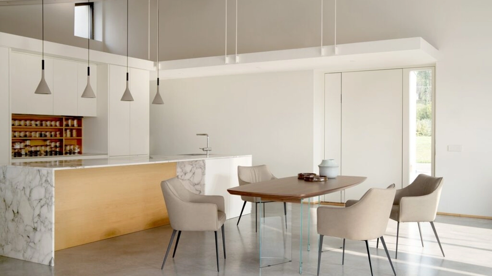 Castiels table in walnut veneer by Bizzotto