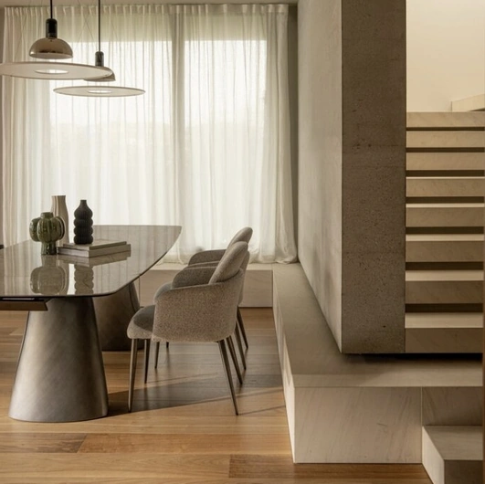 Cile Table in glossy sand-effect ceramic by Bizzotto