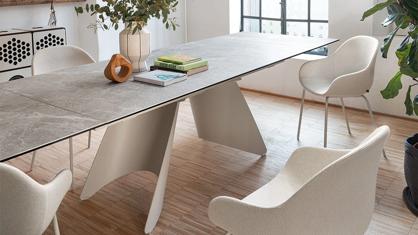 Orion extendable dining table in ceramic by Connubia