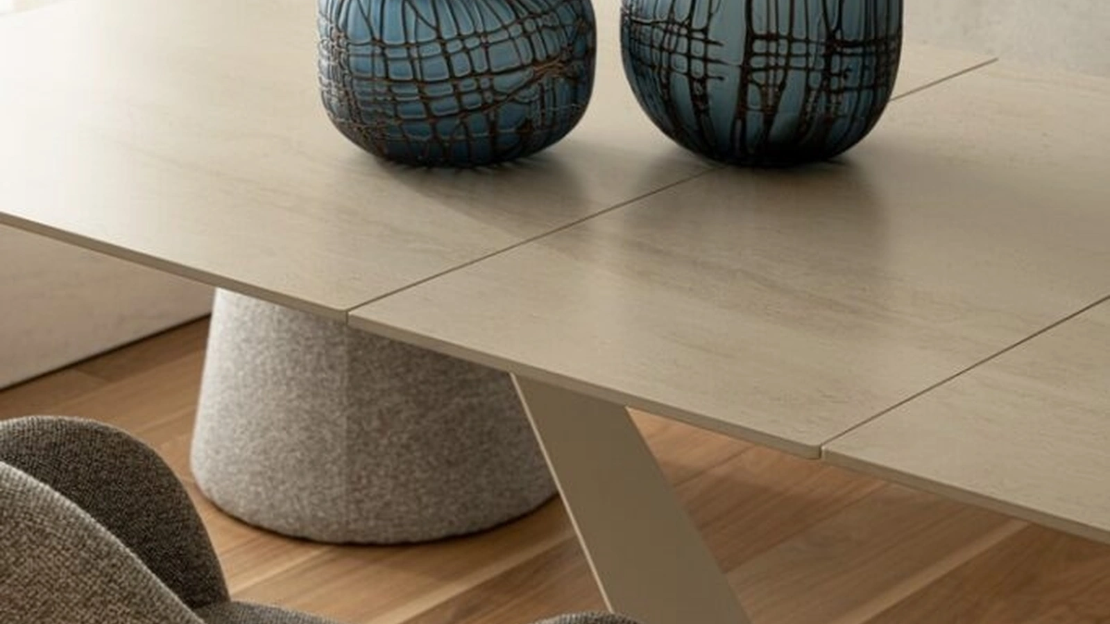 Johannes Table in Avorio Porcelain Stoneware by Bizzotto