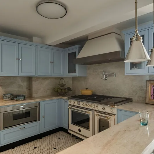Classic lacquered wooden Artis kitchen with peninsula by Marchi