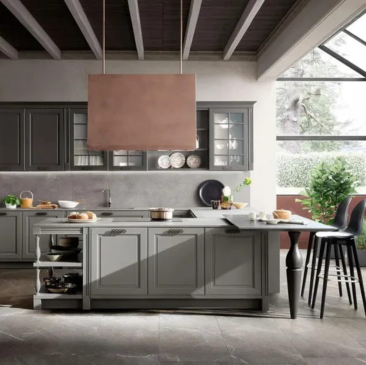 Classic kitchen with Dolcevita 07 peninsula by Stosa.
