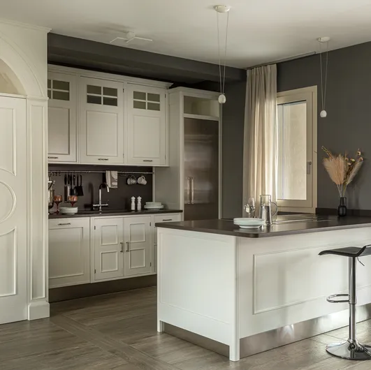 Classic kitchen with Montserrat peninsula in lacquered wood by Marchi.