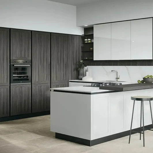 Classic kitchen with Forma Cucine River 01 peninsula.
