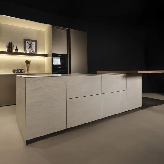 Design Kitchen with Arena + Giza + Altea Island in lacquered and ceramic finish by Maistri