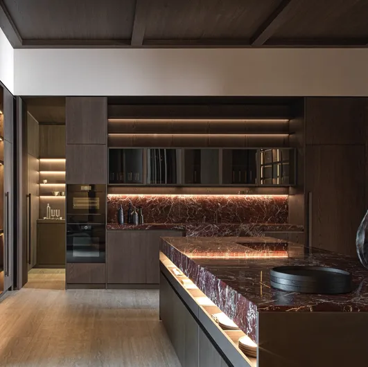 Design kitchen with VVD island in melamine Midnight Oak and top in Red Levanto marble by Molteni & C.