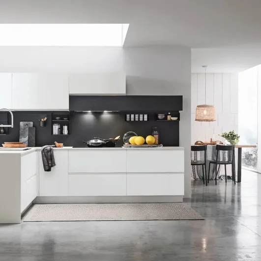 Modern kitchen with Karma 04 peninsula by Stosa.