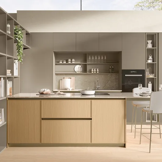 Modern kitchen with a Sakura 06 island in frosted Alabaster glass and Ikebana oak by Veneta Cucine.