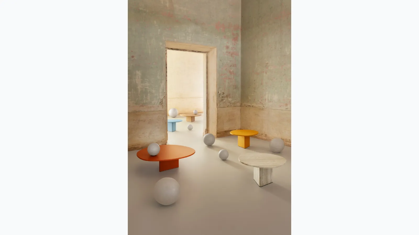 Albio coffee table in lacquered or marble by Miniforms.