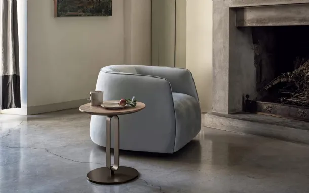 Alfred coffee table with wooden top and lacquered steel magazine holder base by Bontempi.