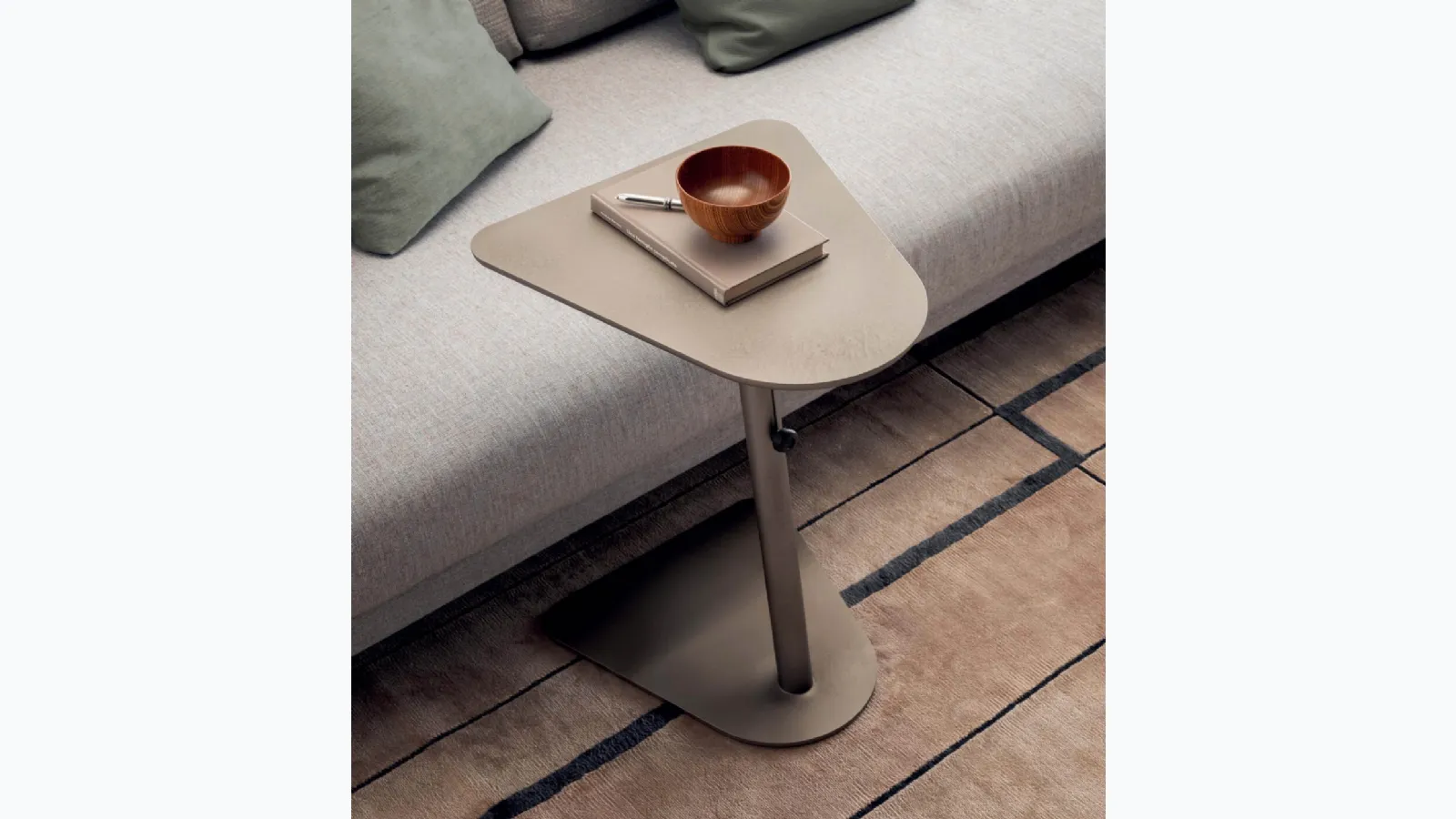 Ambrogino coffee table in lacquered wood by Presotto.