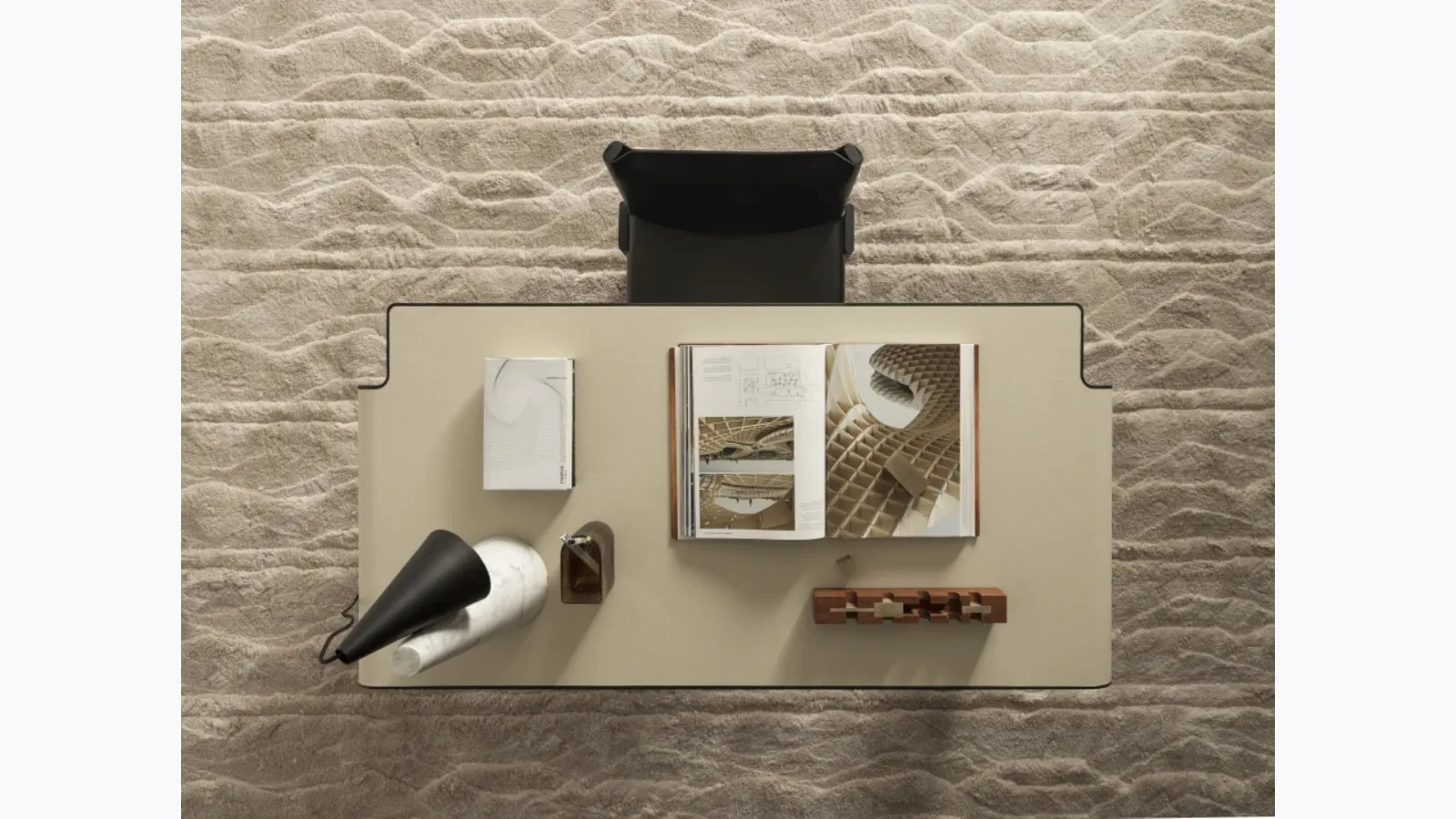 Aria desk in metal covered with eco-leather by Molteni & C