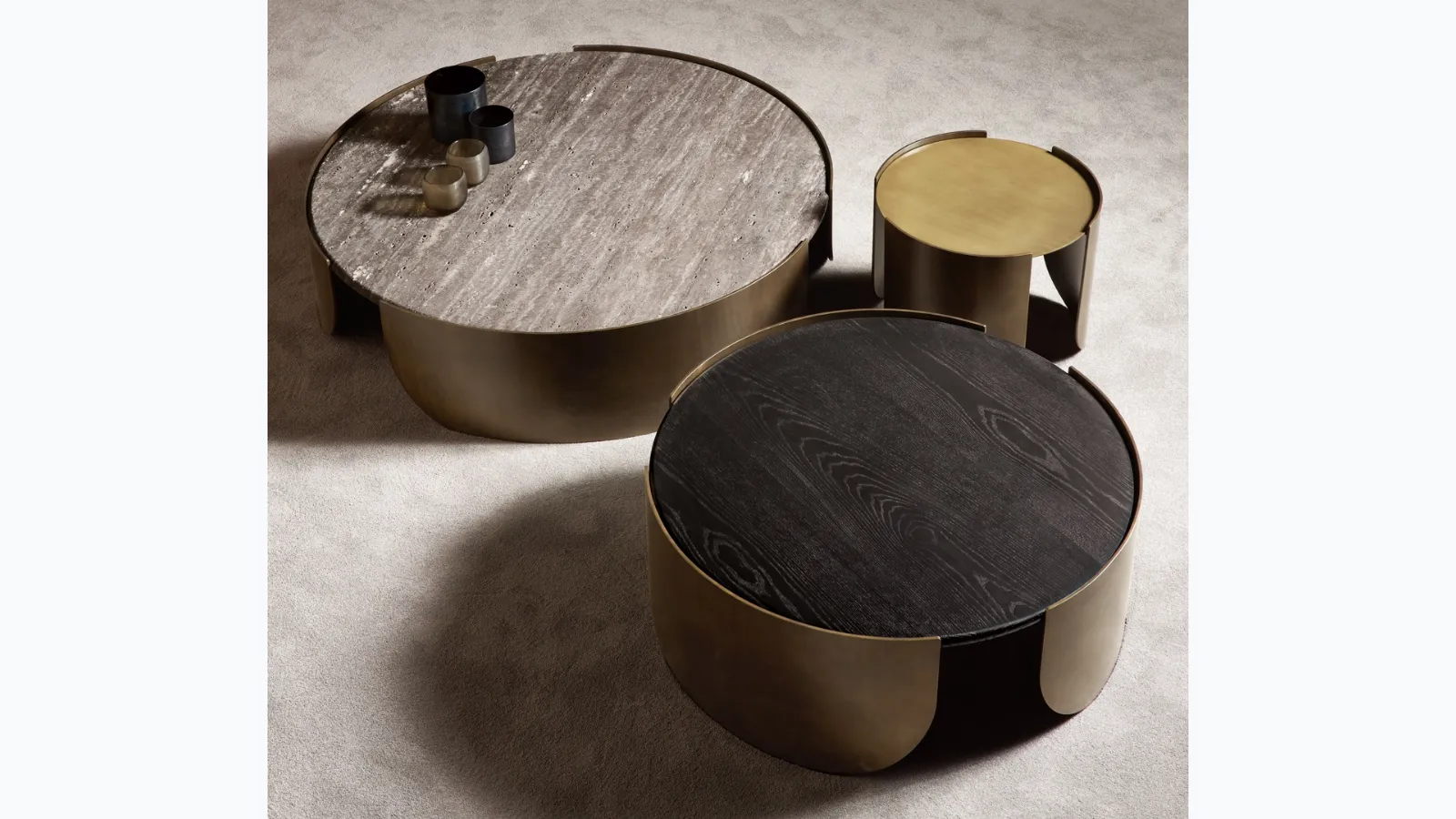 Round coffee table Atenae with top in wood, marble, or metal by Cantori.