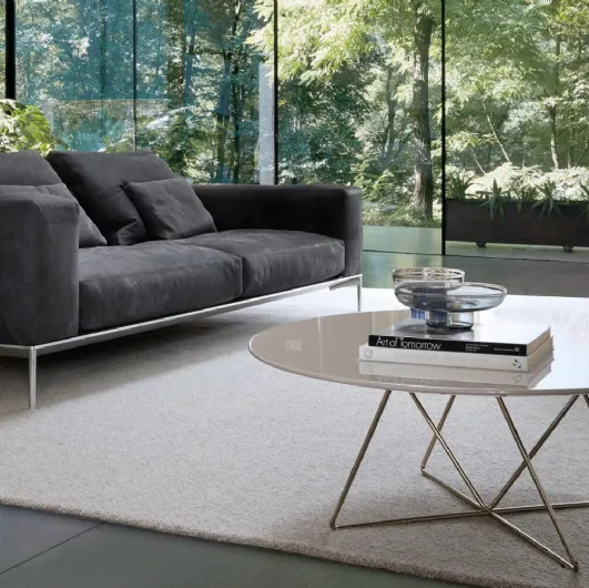 Round coffee table Dabliu-In in glossy lacquer with a metal rod structure by Desirèe.
