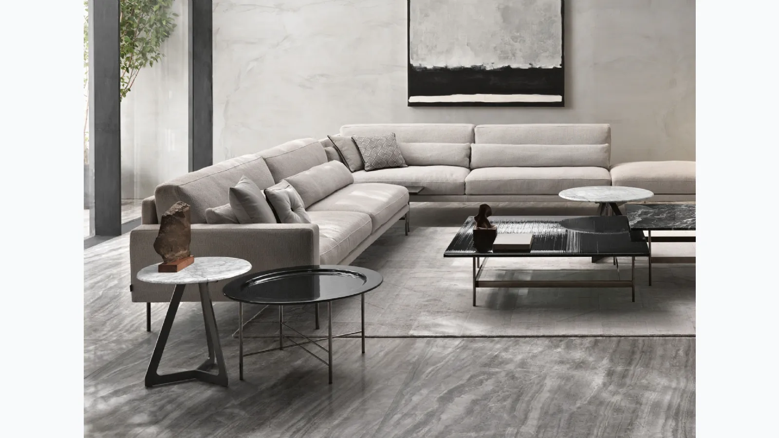 Round coffee table En by Fiam.