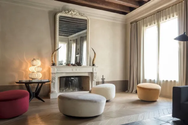 Swinging fabric poufs with a wooden base covered in noise-cancelling cloth Gigio&Gigione by Mogg.