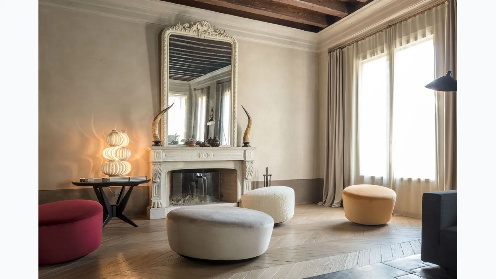 Swinging fabric poufs with a wooden base covered in noise-cancelling cloth Gigio&Gigione by Mogg.