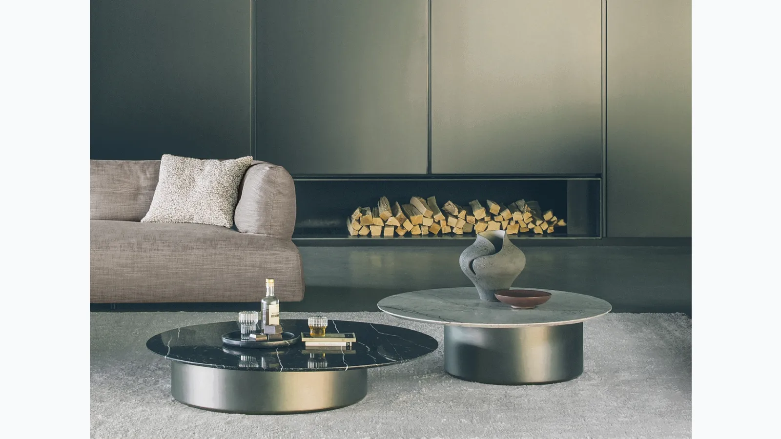Round coffee table with marble top by Desirèe's Imae.