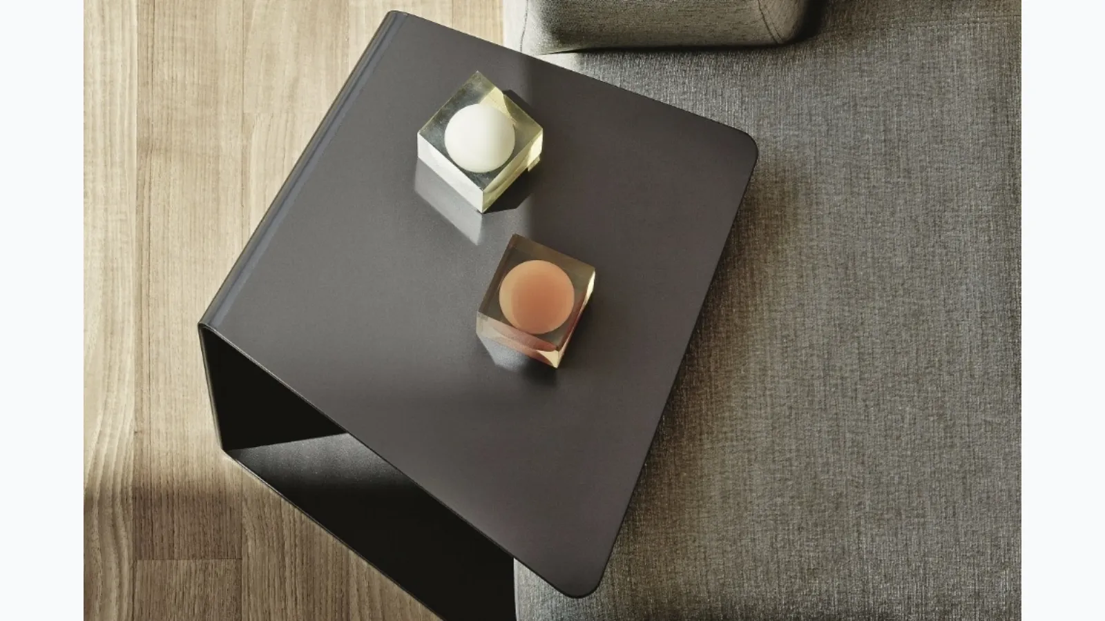 Modern lacquered metal coffee table Loman by Ditre Italia.