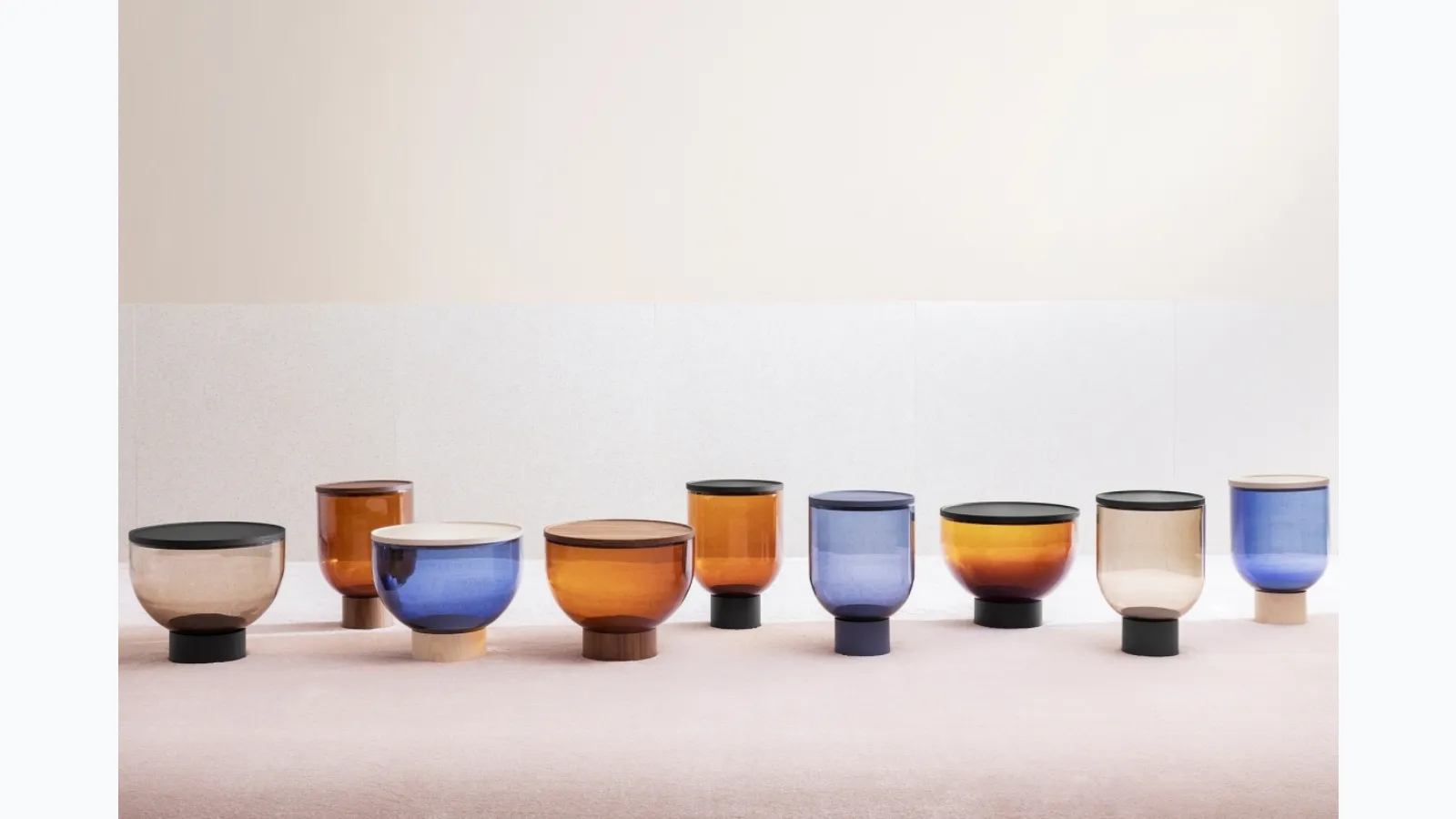 Mastea coffee table in Murano glass with top and base in Miniforms wood.