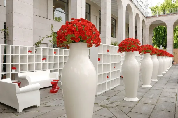 Maxi Vaso Misses Flower Power in polyethylene by Kartell.