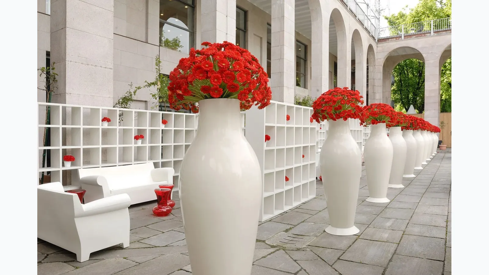 Maxi Vaso Misses Flower Power in polyethylene by Kartell.