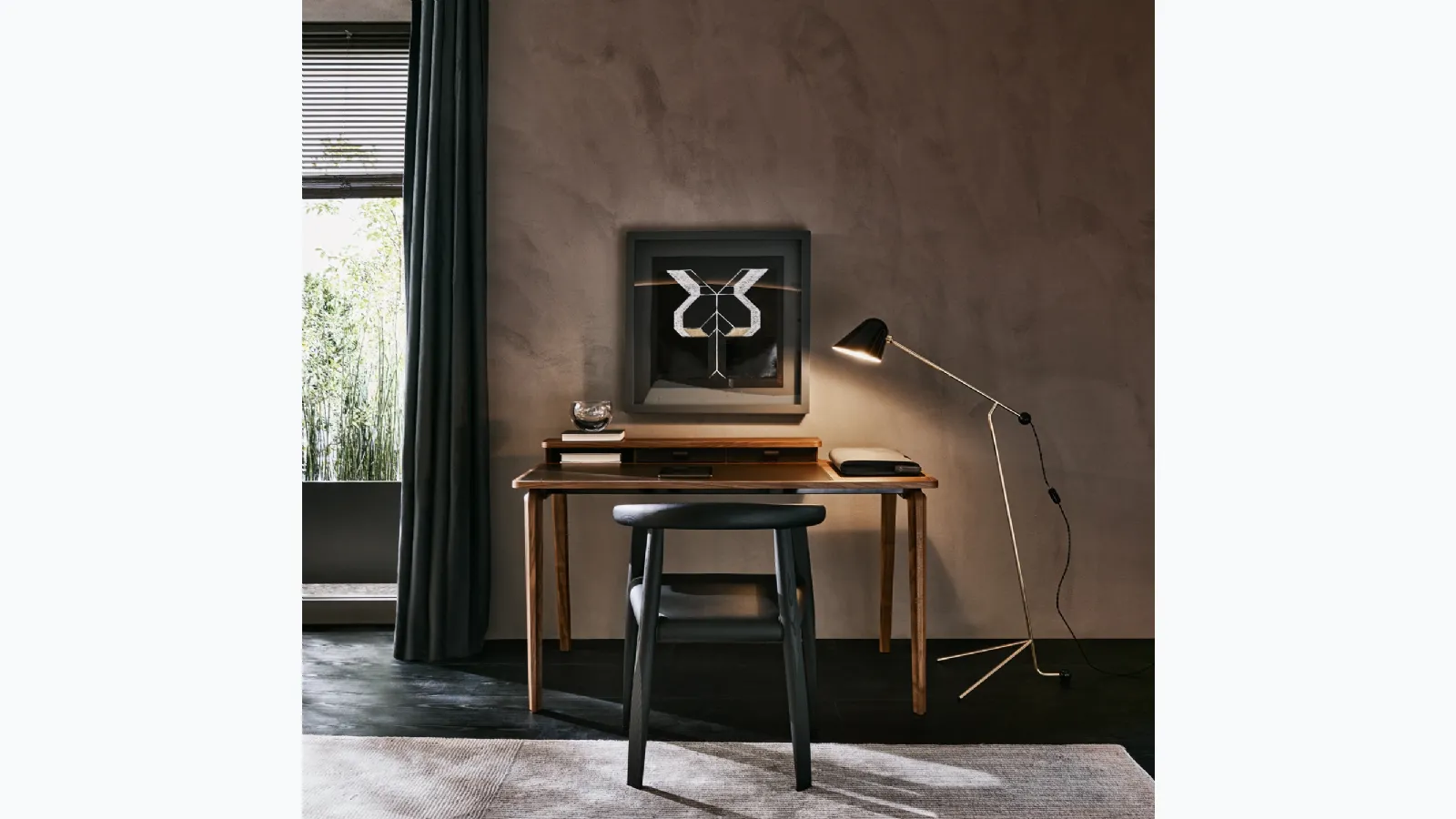 Wooden writing desk with leather details by Molteni & C