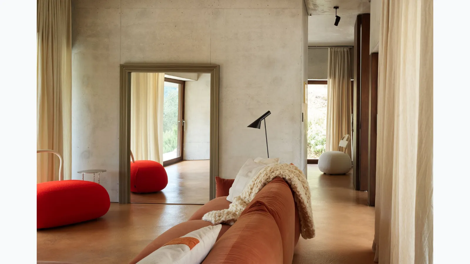 Oodh mirror with aluminum frame by Opinion Ciatti.