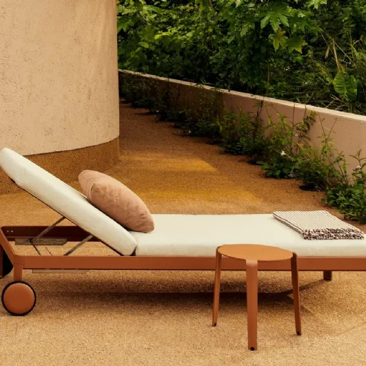 Stackable aluminum coffee table Palette by Kristalia.