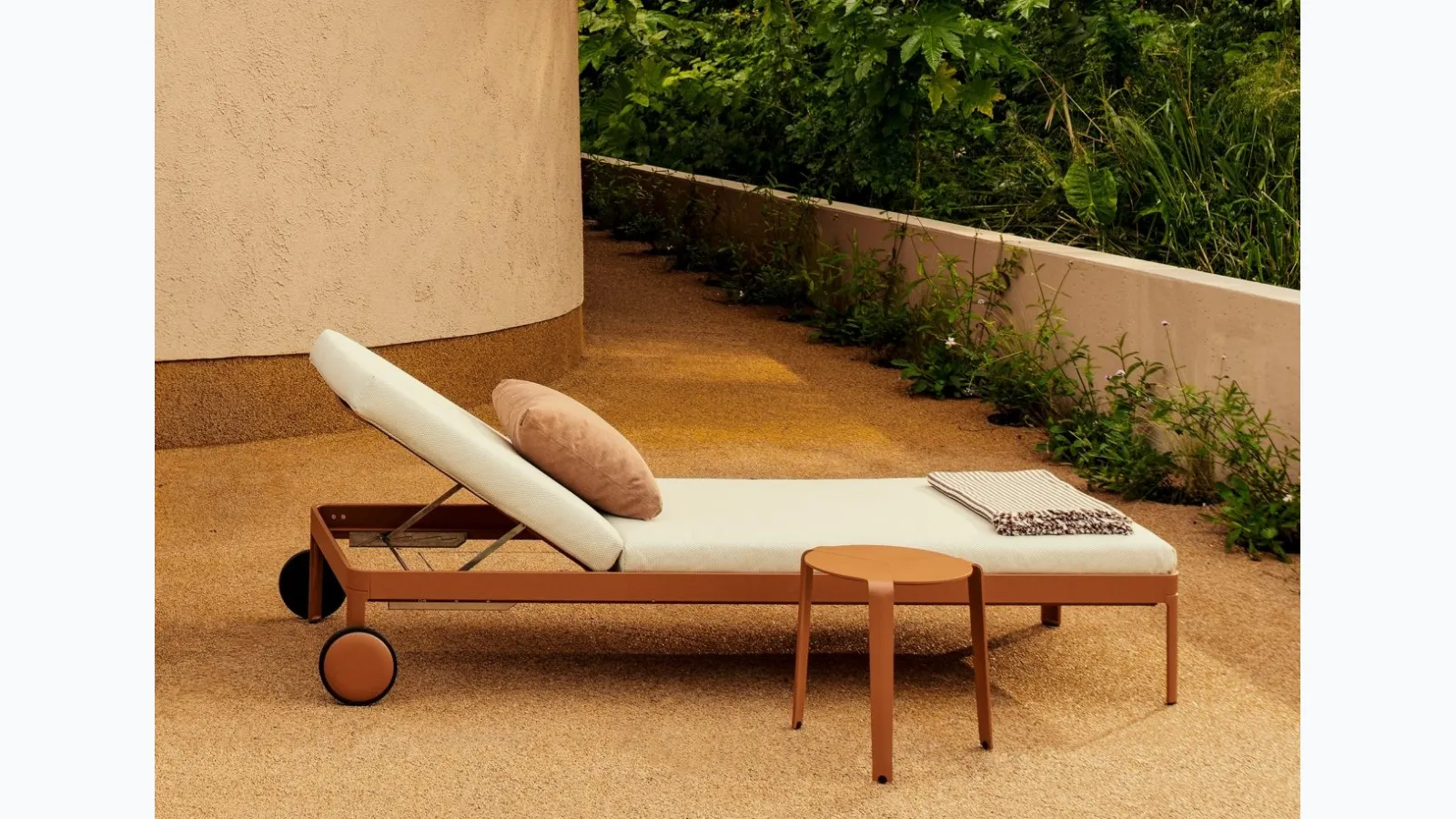 Stackable aluminum coffee table Palette by Kristalia.